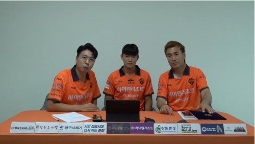 강원FC 양현준, 셀틱 이적 확정(서울=연합뉴스) 프로축구 K리그1 강원FC의 공격수 양현준이 스코틀랜드 프로축구 셀틱으로 이적한다.     강원 구단은 15일 오후 유튜브 채널에서 라이브 기자회견을 열고 김병지 강원 대표이사가 양현준의 셀틱 이적에 관한 계약서에 서명하는 모습을 생방송으로 중계했다. 2023.7.15 [강원FC 유튜브 라이브 방송 캡처. 재판매 및 DB 금지] photo@yna.co.kr