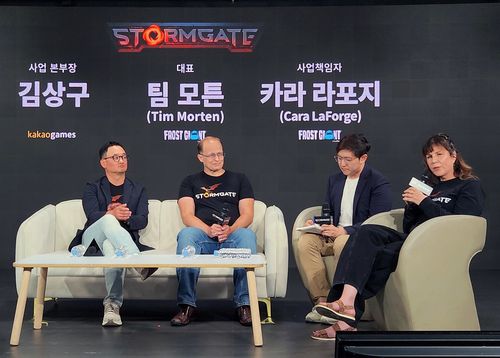 인터뷰 답하는 '스톰게이트' 개발·운영진    (서울=연합뉴스) 김주환 기자 = 18일 서울 강남구에서 열린 실시간 전략(RTS) 게임 '스톰게이트' 기자 간담회에서 개발사인 프로스트 자이언트 스튜디오와 카카오게임즈 관계자들이 질문에 답하고 있다.      왼쪽부터 김상구 카카오게임즈 사업본부장, 팀 모튼 프로스트 자이언트 스튜디오 대표, 통역사, 카라 라포지 프로스트 자이언트 스튜디오 사업책임자. 2024.6.18 jujuk@yna.co.kr