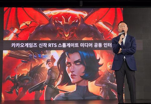 스톰게이트 소개하는 한상우 카카오게임즈 대표    (서울=연합뉴스) 김주환 기자 = 한상우 카카오게임즈 대표가 18일 서울 강남구에서 열린 실시간 전략(RTS) 게임 '스톰게이트' 기자 간담회에서 취재진에게 인사하고 있다. 2024.6.18 jujuk@yna.co.kr