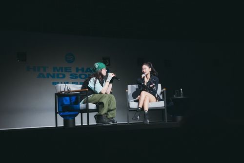 빌리 아일리시(왼쪽)와 대화 나누는 블랙핑크 제니[스포티파이 제공. 재판매 및 DB 금지]