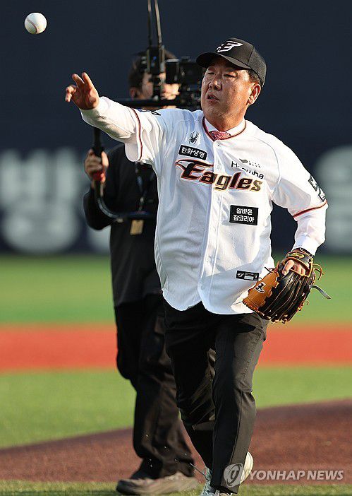 이범석 청주시장 시구(청주=연합뉴스) 천경환 기자 = 18일 충북 청주야구장에서 열린 2024 프로야구 KBO리그 한화 이글스와 키움 히어로즈의 경기에서 이범석 청주시장이 시구 하고 있다. 2024.6.18 kw@yna.co.kr