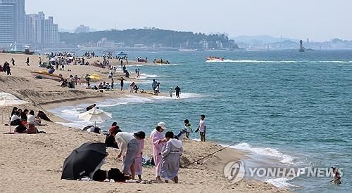 경포해변 찾은 피서객. [연합뉴스 자료 사진]
