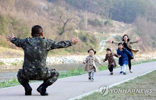 '육아시간 활용해서 자녀 돌봐요'[육군 제공]