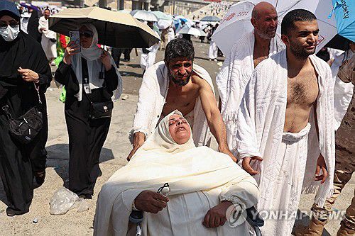 폭염에 고통 심해진 성지순례 [AFP 연합뉴스. 재판매 및 DB 금지]