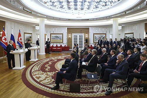 기자회견 하는 김정은 북한 국무위원장과 푸틴 러시아 대통령[AP=연합뉴스]