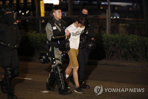 홍콩경찰, 홍콩이공대 시위가담자 체포(EPA=연합뉴스) 2019년 11월 19일 홍콩이공대 캠퍼스를 탈출하려다 경찰에 붙잡힌 시위가담자. [연합뉴스 자료사진. 재판매 미 DB금지]