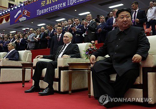 공연 보는 푸틴과 김정은[EPA=크렘린풀=연합뉴스. 재판및 및 DB 금지]