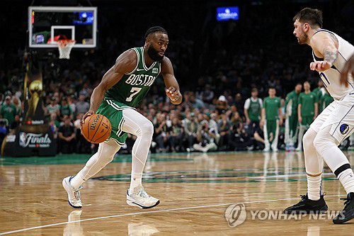 돈치치를 공략하는 제일런 브라운[USA TODAY Sports=연합뉴스]