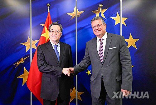 딩쉐샹 중국 부총리(왼쪽)와 셰프초비치 EU 수석 부집행위원장[신화 연합뉴스 자료사진. 재판매 및 DB 금지]