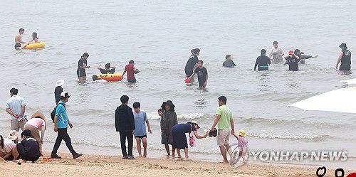바다 찾아 더위 식히는 시민들(인천=연합뉴스) 임순석 기자 = 초여름 날씨를 보인 16일 오후 인천 중구 을왕리해수욕장을 찾은 시민들이 물놀이하며 더위를 식히고 있다. 2024.6.16 soonseok02@yna.co.kr