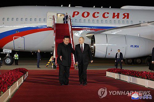 푸틴 평양 도착(평양 조선중앙통신=연합뉴스) 블라디미르 푸틴 러시아 대통령이 19일 새벽(한국시간) 북한 평양에 도착해 국빈 방문을 시작했다. 조선중앙통신은 이날 "우리 나라를 국가방문하는 로씨야련방 대통령 평양 도착, 경애하는 김정은동지께서 울라지미르 울라지미로비치 뿌찐동지를 뜨겁게 영접하시였다"고 보도했다. 2024.6.19     [국내에서만 사용가능. 재배포 금지. For Use Only in the Republic of Korea. No Redistribution] nkphoto@yna.co.kr