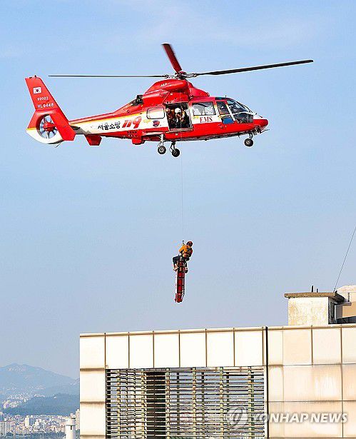 목동 아파트 화재, 헬기로 옥상 대피 인명 구조(서울=연합뉴스) 김성민 기자 = 19일 서울 양천구 목동에 있는 23층짜리 아파트 화재 현장에서 소방관들이 헬기를 이용해 옥상에 대피한 사람을 구조하고 있다. 2024.6.19    ksm7976@yna.co.kr