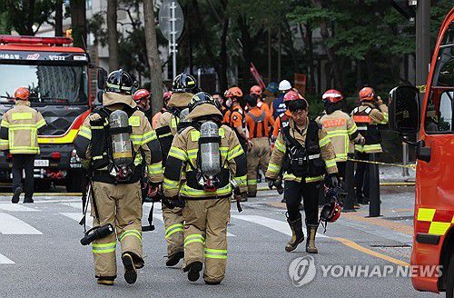 목동 아파트 지하서 오전에 화재 발생…화재 현장 향하는 소방관들(서울=연합뉴스) 김성민 기자 = 19일 서울 양천구 목동에 있는 23층짜리 아파트 지하 주차장에서 오전 8시께 화재가 발생해 소방당국이 9시간 넘게 진화 작업에 나선 가운데 소방관들이 오후 6시 18분께 건물로 향하고 있다. 2024.6.19 ksm7976@yna.co.kr