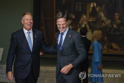 루마니아 요하니스 대통령(왼쪽)과 뤼터 네덜란드 총리[EPA 연합뉴스 자료사진. 재판매 및 DB 금지]