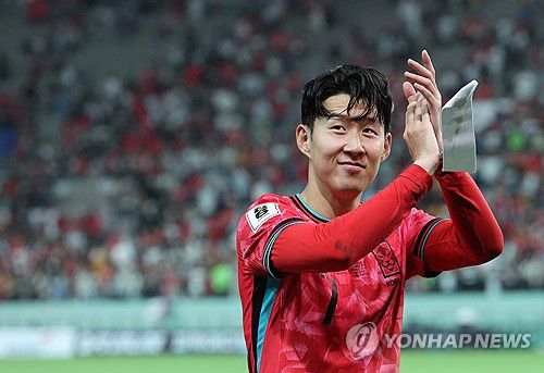 손흥민 '여러분이 최고'(서울=연합뉴스) 임화영 기자 = 11일 서울월드컵경기장에서 열린 2026 북중미 월드컵 아시아 지역 2차 예선 C조 6차전 한국과 중국의 경기에서 1-0으로 승리한 한국 손흥민이 관중을 향해 박수를 보내고 있다. 2024.6.11 hwayoung7@yna.co.kr