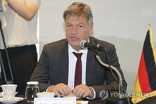 인사말하는 독일 부총리(서울=연합뉴스) 강민지 기자 = 로버르트 하베크 독일 부총리 겸 경제기후보호부 장관이 21일 오후 서울 마포구의 한 호텔에서 열린 안덕근 산업통상자원부 장관과 면담에서 인사말을 하고 있다. 2024.6.21 mjkang@yna.co.kr