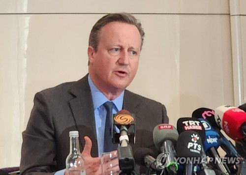 데이비드 캐머런 영국 외무장관(2024.6.13)(런던=연합뉴스) 김지연 특파원 = 데이비드 캐머런 영국 외무장관이 13일(현지시간) 런던 로열오버시스리그(ROSL)에서 열린 영국 외신기자협회(FPA) 간담회에서 발언하고 있다. 2024.6.13 cherora@yna.co.kr