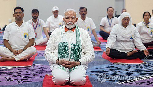 21일(현지시간) 요가를 하는 나렌드라 모디 인도 총리 [EPA 연합뉴스 자료사진. 재판매 및 DB 금지]