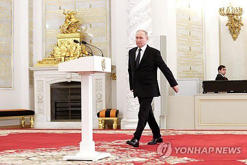 군 사관학교 졸업생 축하 행사 참석한 푸틴[로이터/크렘린풀=연합뉴스. 재판매 및 DB 금지]
