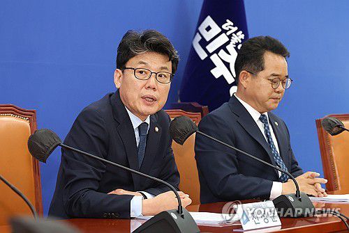 발언하는 진성준 정책위의장(서울=연합뉴스) 김주형 기자 = 더불어민주당 진성준 정책위의장이 18일 오전 국회에서 열린 정책현안 기자간담회에서 발언하고 있다. 2024.6.18 kjhpress@yna.co.kr