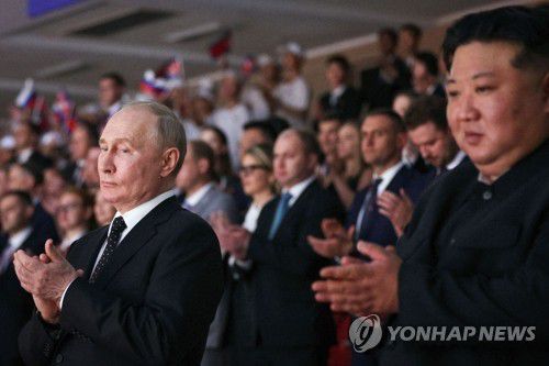 평양서 갈라 콘서트 참석한 북러 정상(평양 AFP=연합뉴스) 북한을 방문한 블라디미르 푸틴 러시아 대통령(왼쪽)이 19일 평양에서 열린 갈라 콘서트에 김정은 북한 국무위원장과 함께 참석해 박수를 치고 있다. 2024.06.20 passion@yna.co.kr
