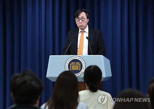 북러 조약 관련 정부 성명 발표(서울=연합뉴스) 홍해인 기자 = 장호진 국가안보실장이 20일 서울 용산 대통령실 청사에서 북한과 러시아의 '포괄적인 전략적 동반자 관계에 관한 조약' 체결 관련 정부 성명을 발표하고 있다. 2024.6.20 [대통령실통신사진기자단] hihong@yna.co.kr