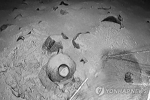 지중해 심해에서 발견된 난파선 속 항아리들[이스라엘 유물관리국 제공. 재판매 및 DB 금지]