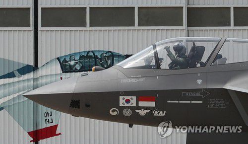격납고에서 나오는 한국형 전투기 KF-212023년 5월 9일 경남 사천 한국항공우주산업(KAI) 본사 격납고에서 한국형 전투기 KF-21이 나오고 있다.  [연합뉴스 자료사진]