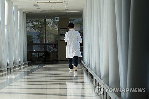 이동하는 의료 관계자(서울=연합뉴스) 신현우 기자 = 19일 오전 서울 시내 한 대학병원에서 의료 관계자가 이동하고 있다. 2024.6.19 nowwego@yna.co.kr