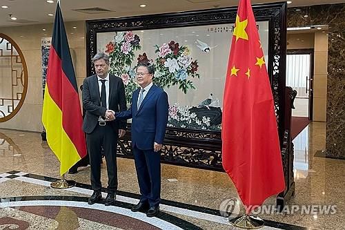 하베크 독일 부총리, 정산제 국가발전개혁위원회 주임과 회담 [로이터=연합뉴스]