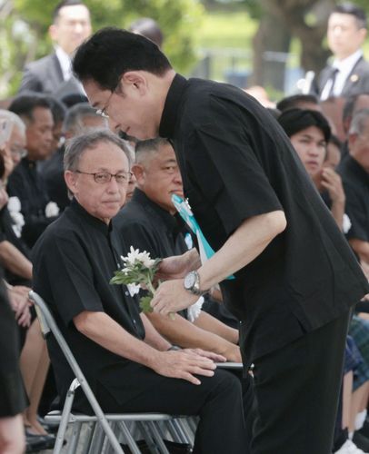 '위령의 날' 기념식 참석 기시다 총리와 다마키 오키나와 지사     (교도=연합뉴스) 23일 일본 오키나와현 마부니(摩文仁) 평화기념공원에서 개최된 '위령의 날' 행사에 참석한 기시다 후미오 일본 총리와 다마키 데니 오키나와현 지사. 2024.6.23  evan@yna.co.kr