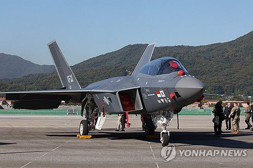 국산 전투기 KF-21의 위용(성남=연합뉴스) 진성철 기자 = 17일 경기도 성남 서울공항에서 열린 '서울 아덱스(ADEX) 2023' 행사장에 국산 전투기 KF-21이 전시돼 있다. 2023.10.17 zjin@yna.co.kr
