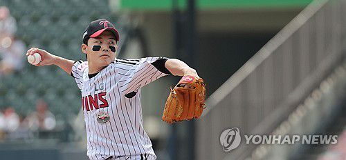 역투하는 LG 임찬규(서울=연합뉴스) 김인철 기자 = 23일 서울 송파구 잠실야구장에서 열린 2024 프로야구 KBO리그 kt wiz와 LG 트윈스의 더블헤더(DH) 1차전 경기. LG 선발 투수 임찬규가 역투하고 있다. 2024.6.23 yatoya@yna.co.kr