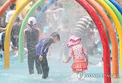 더위 이겨내는 물놀이(서울=연합뉴스) 김성민 기자 = 본격적인 여름 날씨를 보인 23일 서울 성동구 미소 어린이 꿈 공원 물놀이장에서 아이들이 물놀이를 하고 있다. 2024.6.23 ksm7976@yna.co.kr