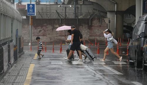 장맛비 내리는 제주국제공항(제주=연합뉴스) 전지혜 기자 = 23일 오전 제주국제공항에 장맛비가 내리고 있다. 2024.6.23 atoz@yna.co.kr