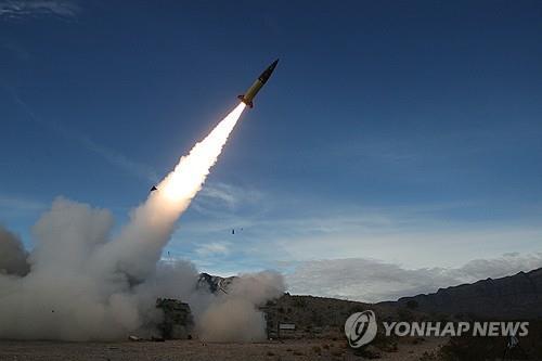 미군 에이태큼스 발사 훈련[AP 연합뉴스 자료사진 재판매 및 DB 금지]