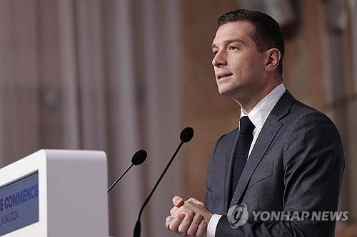 바르델라 국민연합 대표(파리 AFP=연합뉴스) 조르당 바르델라 국민연합(RN) 대표가 24일 기자회견에서 연설하고 있다.