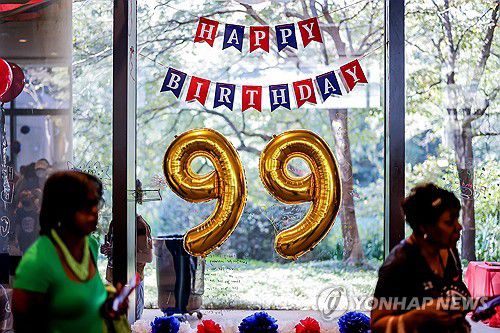 지난해 10월 카터 전 미국 대통령 99세 생일 축하하는 시민들[EPA=연합뉴스 자료사진]