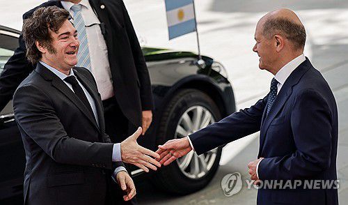 아르헨 대통령, 독일 총리 회담(베를린 EPA=연합뉴스) 올라프 숄츠 독일 총리(오른쪽)가 23일(현지시간) 독일 베를린에서 하비에르 밀레이 아르헨티나 대통령을 맞이하고 있다. 2024.6.23 photo@yna.co.kr [재판매 및 DB 금지]
