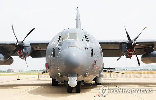 하늘의 전함 AC-130J 고스트라이더(평택=연합뉴스) 홍기원 기자 = 24일 오전 경기도 평택시 주한미공군 오산기지에서 열린 미 특수전 항공기 AC-130J 미디어데이에서 공개된 '하늘의 전함'으로 불리는 미국의 최신예 특수전 항공기 AC-130J '고스트라이더' 모습. 2024.6.24 xanadu@yna.co.kr