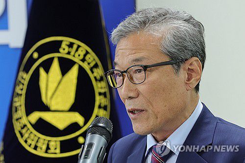 축사하는 원순석 5·18기념재단 이사장(서울=연합뉴스) 신현우 기자 = 원순석 5·18기념재단 이사장이 24일 오후 서울 중구 5·18민주화운동 진상규명조사위원회 대강당에서 열린 종합보고서 대국민 보고회에 참석해 축사하고 있다. 2024.6.24 nowwego@yna.co.kr