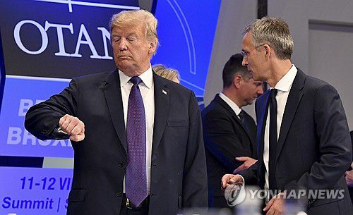 2018년 나토 정상회의에서 시계를 들여다보는 도널드 트럼프 당시 미 대통령[AP 연합뉴스자료사진. 재판매 및 DB 금지]