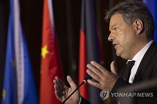 중국 상하이서 기자회견 참석한 로베르트 하베크 독일 부총리[AP 연합뉴스 자료사진.재판매 및 DB 금지]