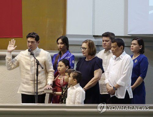 두테르테 가족2019년 6월 21일(현지시간) 필리핀 남부 민다나오섬 다바오시에서 로드리고 두테르테 당시 필리핀 대통령(오른쪽에서 2번째)과 둘째 세라 현 부통령(오른쪽에서 1번째), 셋째 서배스천(오른쪽에서 3번째) 등 가족들이 장남 파올로(왼쪽 1번째)의 다바오시 부시장 취임식에 참석한 모습. 2024.6.25 [EPA 연합뉴스 자료사진. 재판매 및 DB 금지]