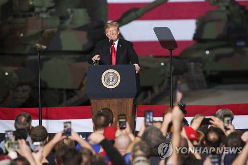 2019년 미국의 탱크 공장을 방문한 트럼프[AFP 연합뉴스 자료사진. 재판매 및 DB 금지]