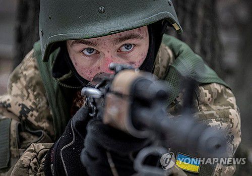 우크라이나군에 자원입대해 훈련을 받는 신병[로이터 연합뉴스자료사진. 재판매 및 DB 금지]