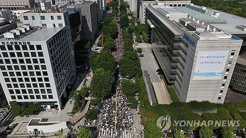 여의도 국회대로 메운 교권 회복-공교육 정상화 목소리(서울=연합뉴스) 2일 오후 서울 영등포구 국회대로에서 열린 '0902 50만 교원 총궐기 추모 집회'에 공교육 정상화를 요구하는 많은 교사들이 참가하고 있다.  2023.9.3 [0902 50만교원 총궐기 추모 집회 미디어팀 제공. 재판매 및 DB금지] jeong@yna.co.kr