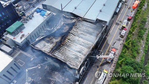 화성 일차전지 제조 공장 화재(화성=연합뉴스) 홍기원 기자 = 24일 경기도 화성시 서신면 소재 일차전지 제조 업체에서 화재가 발생해 소방관들이 진화작업을 하고 있다. 2024.6.24 xanadu@yna.co.kr