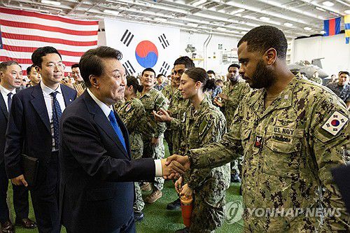 루스벨트함에서 한미 장병들과 인사하는 윤석열 대통령(서울=연합뉴스) 홍해인 기자 = 윤석열 대통령이 25일 부산 해군작전기지에서 미 해군 항공모함 시어도어 루즈벨트함에 승선해 발언 뒤 한미 장병들과 인사하며 이동하고 있다. 현직 대한민국 대통령이 미 항공모함에 승선한 것은 1974년 박정희 전 대통령, 1994년 김영삼 전 대통령에 이어 이번이 세 번째다.2024.6.25 [대통령실 제공. 재판매 및 DB 금지] hihong@yna.co.kr