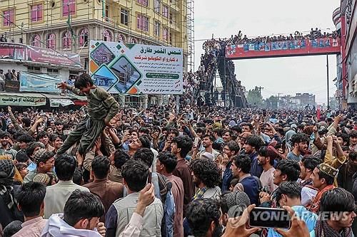 25일 아프간 호스트에서 자국의 크리켓월드컵 4강 진출을 기뻐하는 주민.[AFP 연합뉴스 자료사진. 재판매 및 DB 금지]
